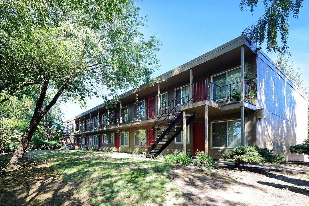 West Slope Apartments in Portland, OR - Building Photo