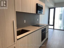 8 Cumberland St in Toronto, ON - Building Photo