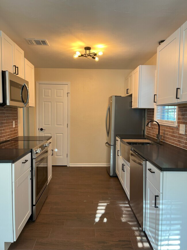 728 Pointe Ct, Unit D in Tallahassee, FL - Building Photo - Building Photo