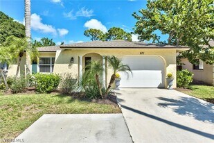 671 98th Ave N in Naples, FL - Building Photo