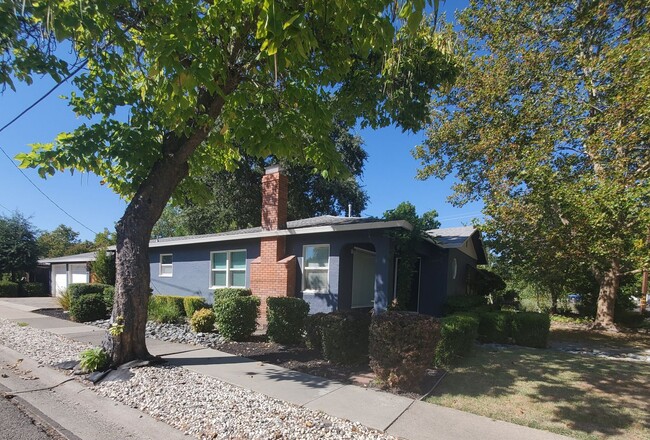 2166 Garden Ave in Redding, CA - Foto de edificio - Building Photo