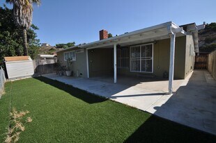 5561 Baja Dr in San Diego, CA - Building Photo