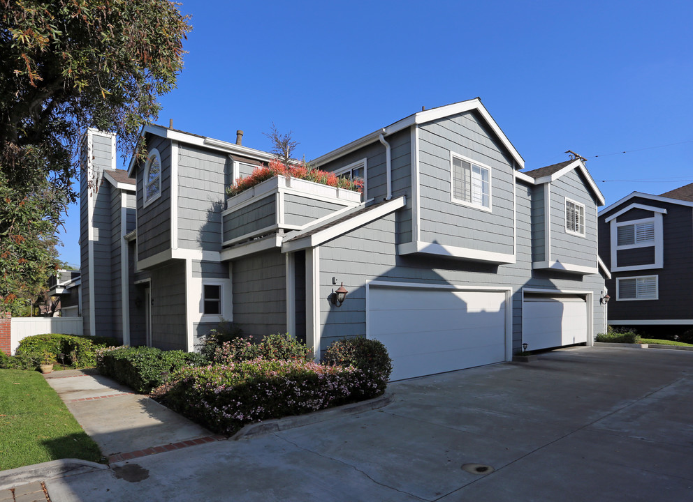 216 E 16th Pl in Costa Mesa, CA - Building Photo