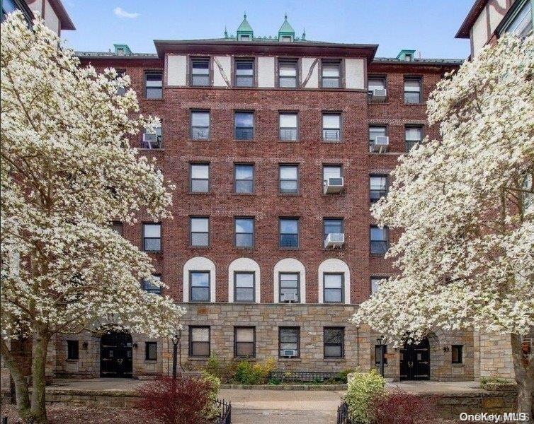 77- 20 Austin St in Queens, NY - Foto de edificio