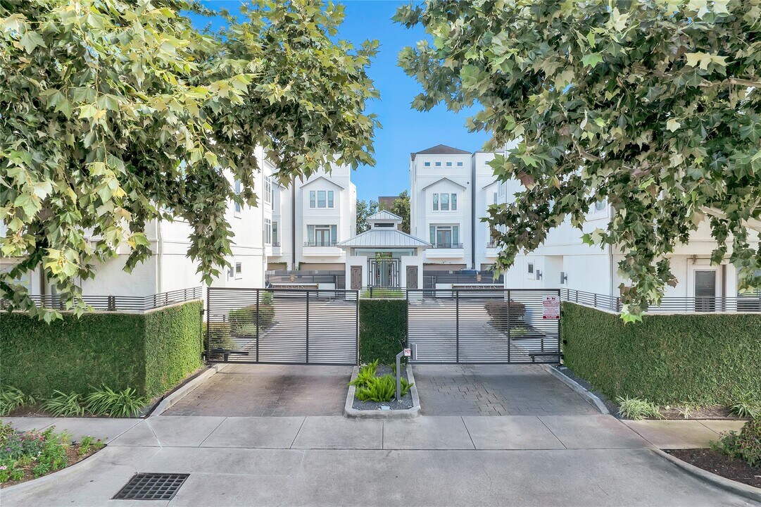 5451 Larkin St in Houston, TX - Building Photo