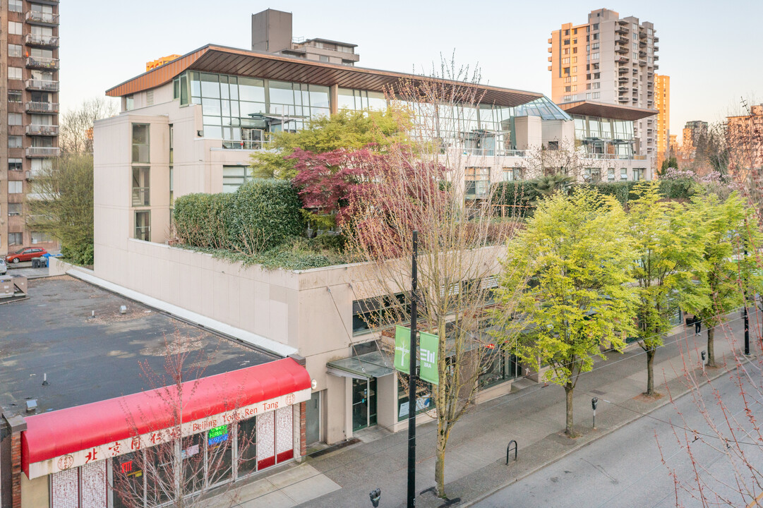 820 Bidwell St in Vancouver, BC - Building Photo