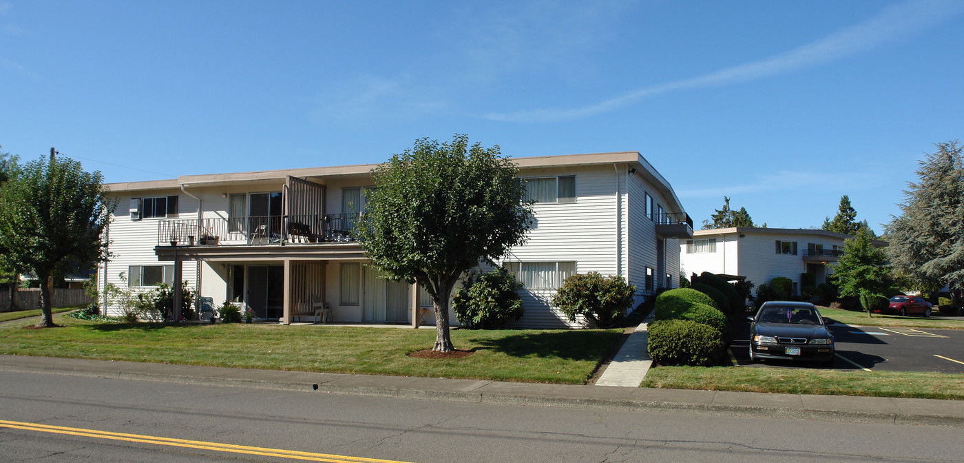 Four Seasons Greentree Apartments in Eugene, OR - Building Photo