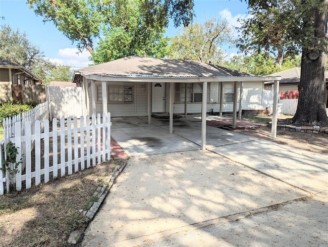 2401 Pomona Dr in Pasadena, TX - Foto de edificio - Building Photo