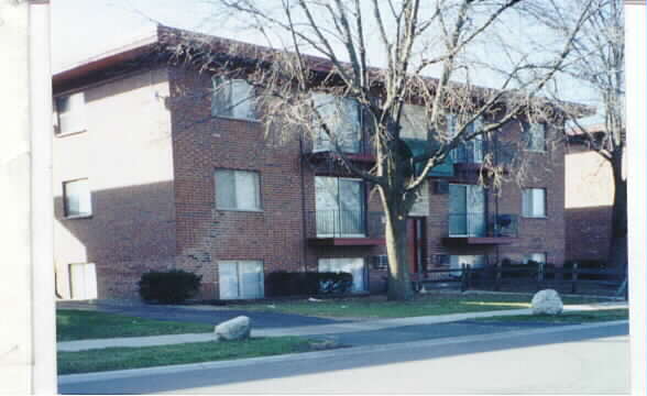 Lilac Lane in Aurora, IL - Building Photo