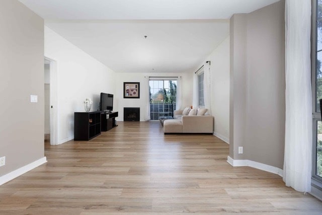585 N Rossmore Ave, Unit 312 in Los Angeles, CA - Foto de edificio - Building Photo