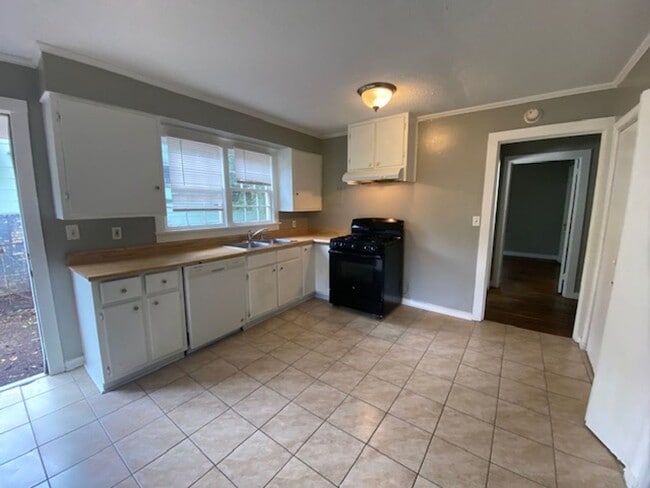 145 N Chesterman St in Holly Springs, MS - Building Photo - Building Photo