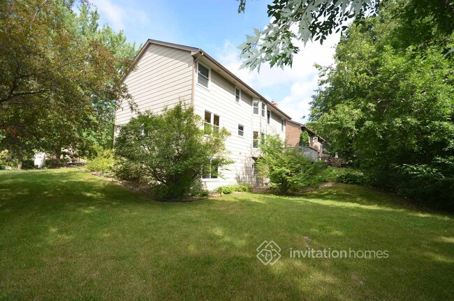 1416 Rushmore Crescent in Burnsville, MN - Foto de edificio - Building Photo