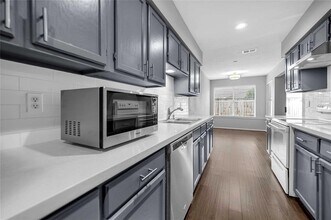 2110 Highland Hills Dr in Sugar Land, TX - Building Photo - Building Photo
