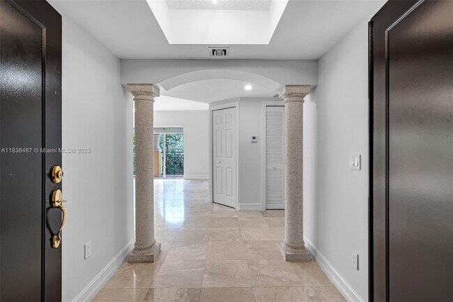 101 Sidonia Ave, Unit 201 in Coral Gables, FL - Foto de edificio - Building Photo