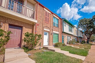 7700 Creekbend Dr in Houston, TX - Building Photo - Building Photo