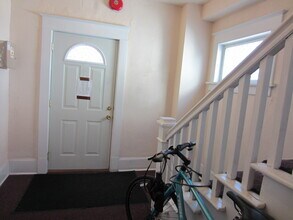 1328 Vermont St, Unit 2 in Lawrence, KS - Foto de edificio - Building Photo