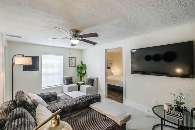 1327 W 21st St in Houston, TX - Foto de edificio - Building Photo