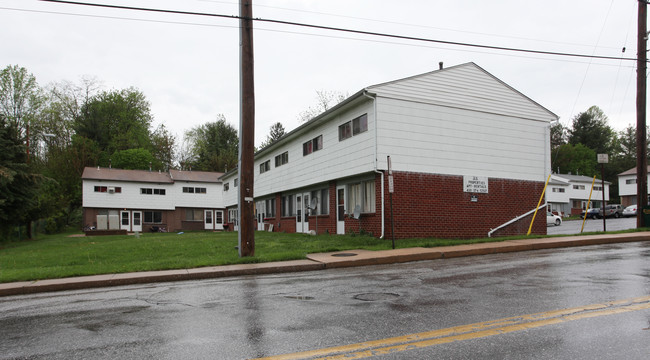 J.L.S. Apartments in Westminster, MD - Foto de edificio - Building Photo