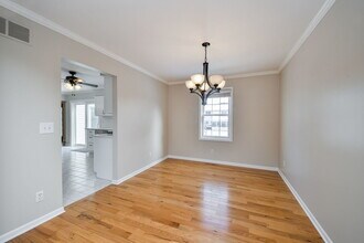 389 Colonial Cir in Geneva, IL - Building Photo - Building Photo