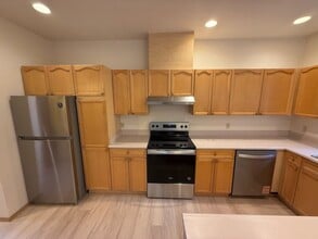 9933 NE 134th Ct in Kirkland, WA - Building Photo - Building Photo