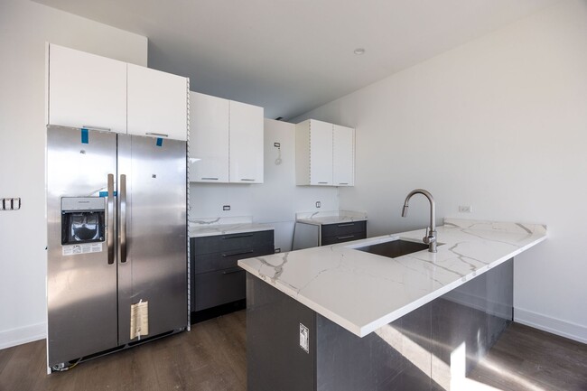 2920 W Belmont Ave, Unit 2R in Chicago, IL - Building Photo - Building Photo
