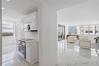 18051 Biscayne Blvd in Aventura, FL - Building Photo - Building Photo