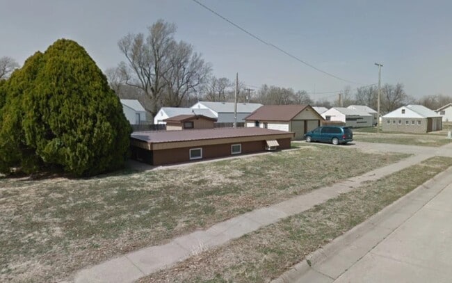 property at 116 E 5th St