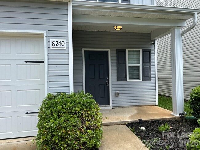 8240 Paw Valley Ln in Charlotte, NC - Foto de edificio - Building Photo