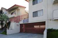 Desoto Pines in Canoga Park, CA - Foto de edificio - Building Photo