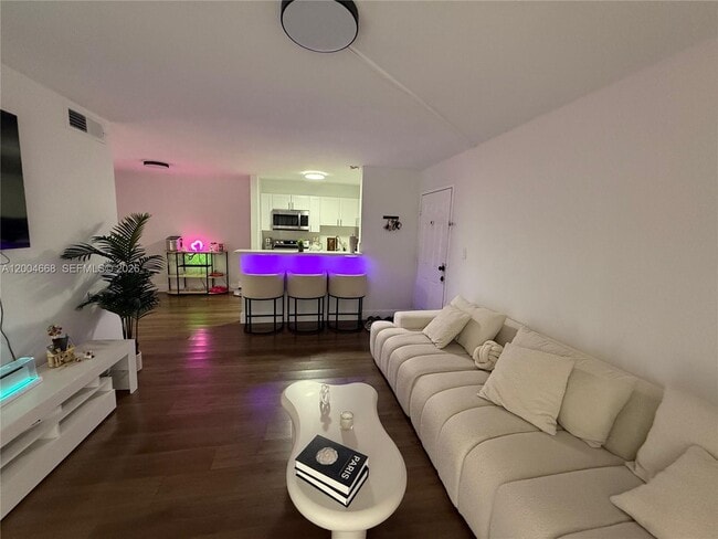 7155 NW 179th St in Hialeah, FL - Building Photo - Building Photo