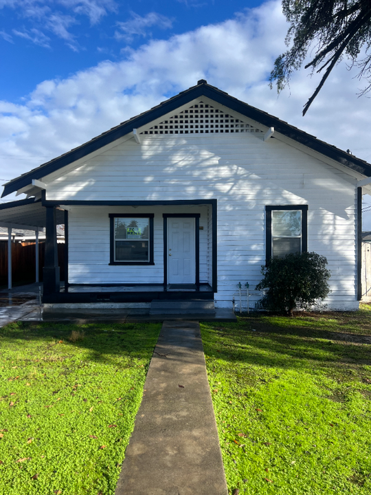 1082 S Klein Ave in Reedley, CA - Building Photo