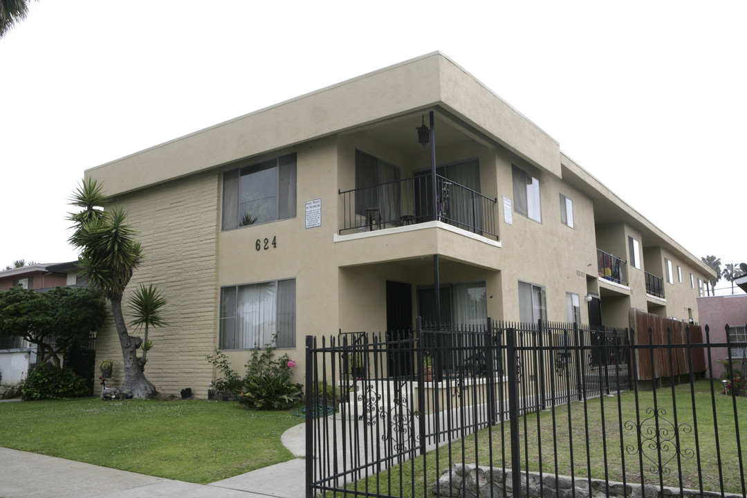 624 S Flower St in Inglewood, CA - Building Photo