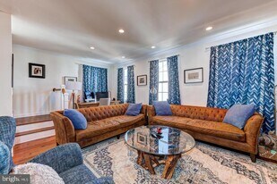 10 Manchester Dr in Hatboro, PA - Building Photo