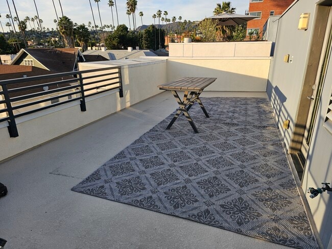 5641 Observation Ln in Los Angeles, CA - Foto de edificio - Building Photo