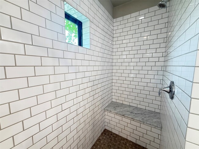 1220 W 25th St