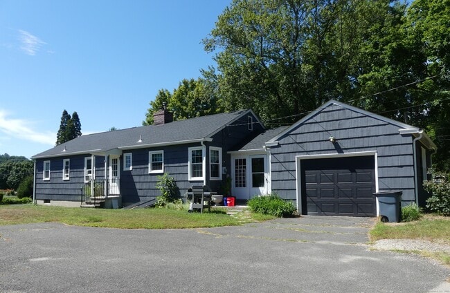 8 Glover Ave in Newtown, CT - Building Photo - Building Photo