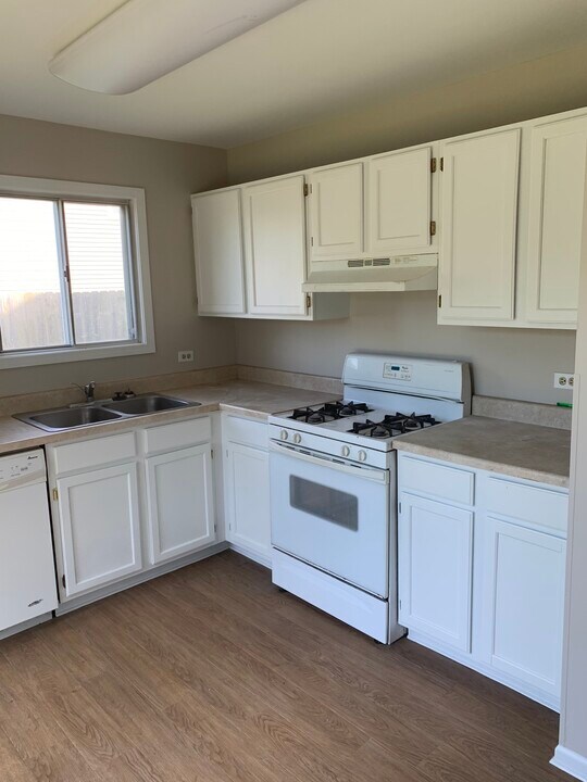 735 Clearwood Ct in Aurora, IL - Building Photo