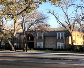7904 Royal Ln in Dallas, TX - Foto de edificio - Building Photo