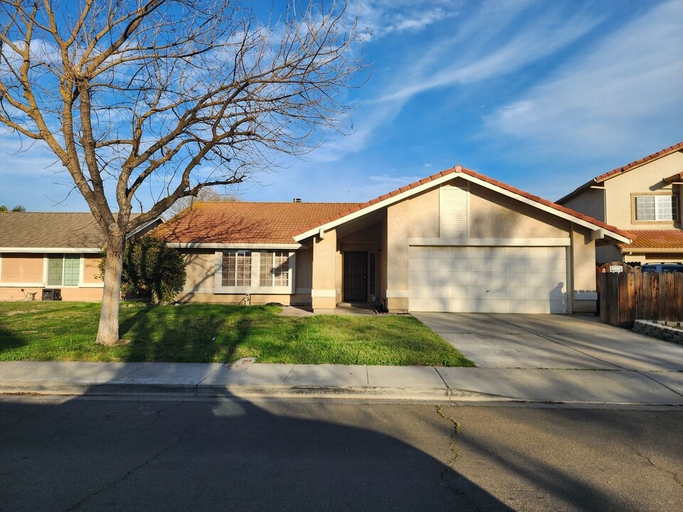 2030 T St in Newman, CA - Building Photo