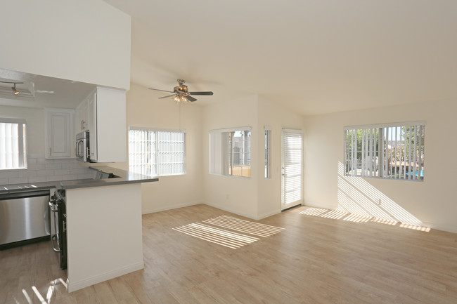 Madison Newport Apartment Homes in Costa Mesa, CA - Building Photo - Interior Photo