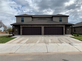 402 Red Robin St in Centerton, AR - Building Photo