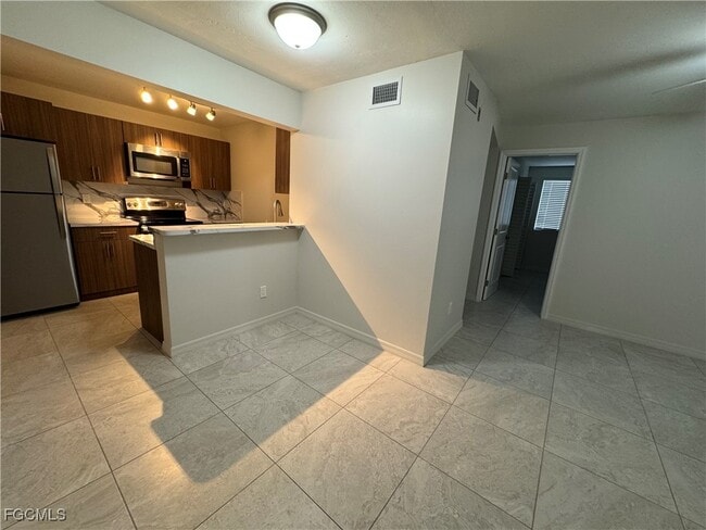 7961 Gladiolus Dr in Ft. Myers, FL - Building Photo - Building Photo