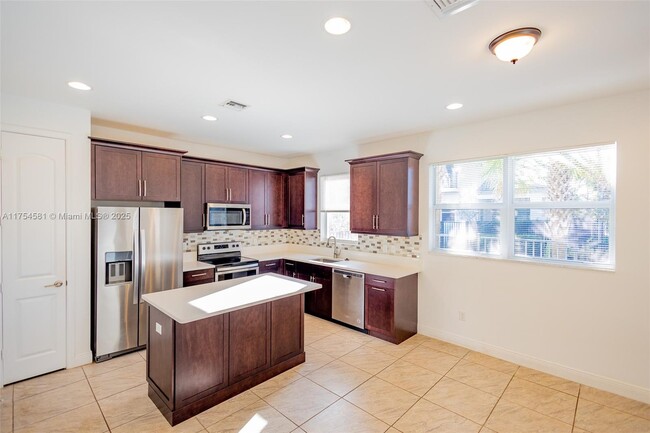 6950 Pines Cir in Coconut Creek, FL - Building Photo - Building Photo