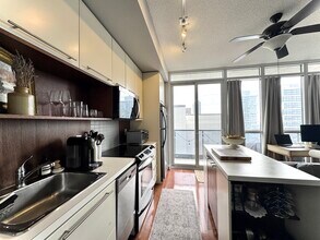 25 Carlton St. in Toronto, ON - Building Photo - Building Photo