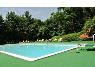 64 Jacqueline Rd, Unit 8 in Waltham, MA - Building Photo - Building Photo
