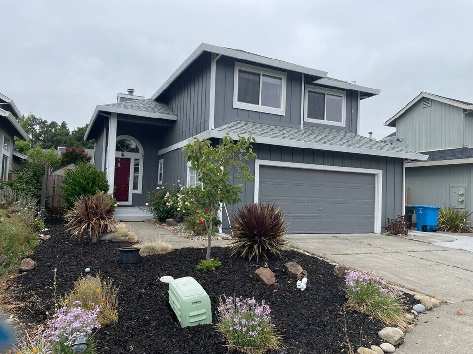 1525 Cabernet Cir in Santa Rosa, CA - Building Photo