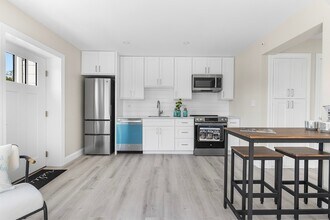 112 W Main St, Unit 7 in Barnstable, MA - Building Photo - Building Photo
