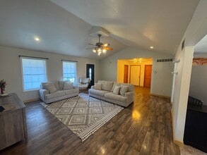 21146 Larson Rd in Waynesville, MO - Building Photo - Building Photo