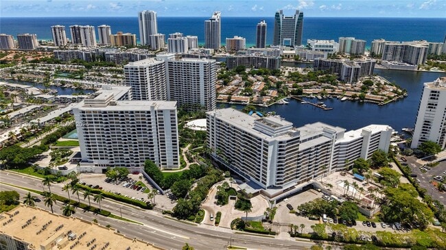 500 Three Islands Boulevard in Hallandale Beach, FL - Foto de edificio - Building Photo