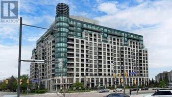 18 Harding Blvd in Richmond Hill, ON - Building Photo